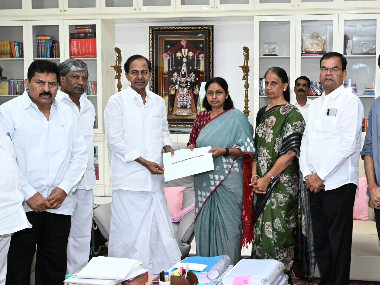 బీ-ఫామ్‌ను అందజేసిన కేసీఆర్