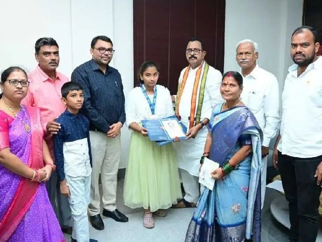 ‘వరల్డ్ గిన్నిస్ రికార్డు’ సాధించిన బాలికలకు ఎంపీ అభినందన