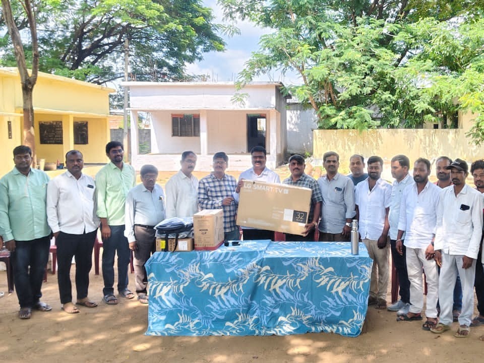 పాఠశాలకు స్మార్ట్ టీవీ, కంప్యూటర్ బహుకరణ