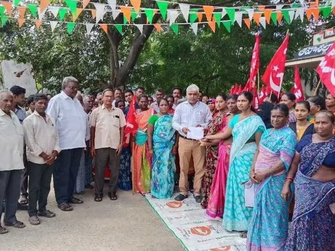 ‘ఇళ్ల పట్టాలు ఇవ్వకుంటే ఉద్యమాన్ని ఉదృతం చేస్తాం’