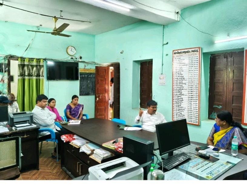 తహసిల్దార్ కార్యాలయాన్ని ఆకస్మికంగా సందర్శించిన అడిషనల్ కలెక్టర్