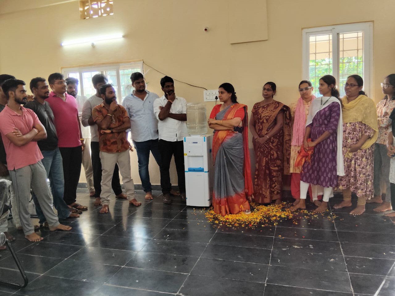 గ్రంథాలయానికి వాటర్ ప్యూరిఫై వితరణ