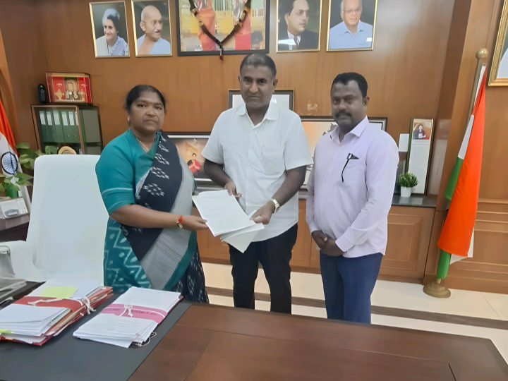 మంత్రి సీతక్కకు కాంగ్రెస్ ఇంఛార్జ్ వినతి