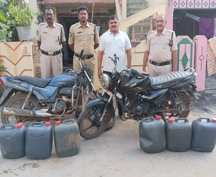 120 లీటర్ల నాటు సారాను స్వాదీనం చేసుకున్న పోలీసులు