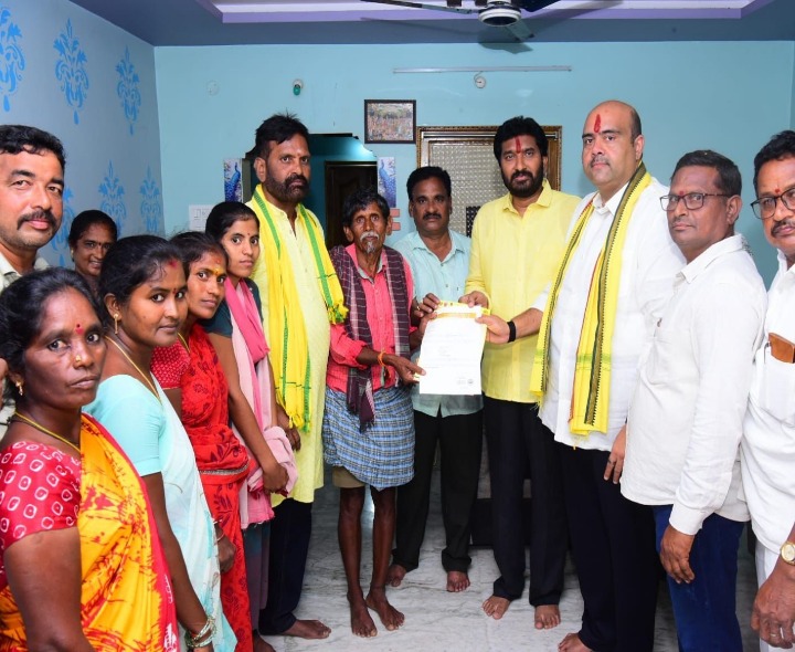 భీమా చెక్కు అందజేసిన ఎమ్మెల్యే