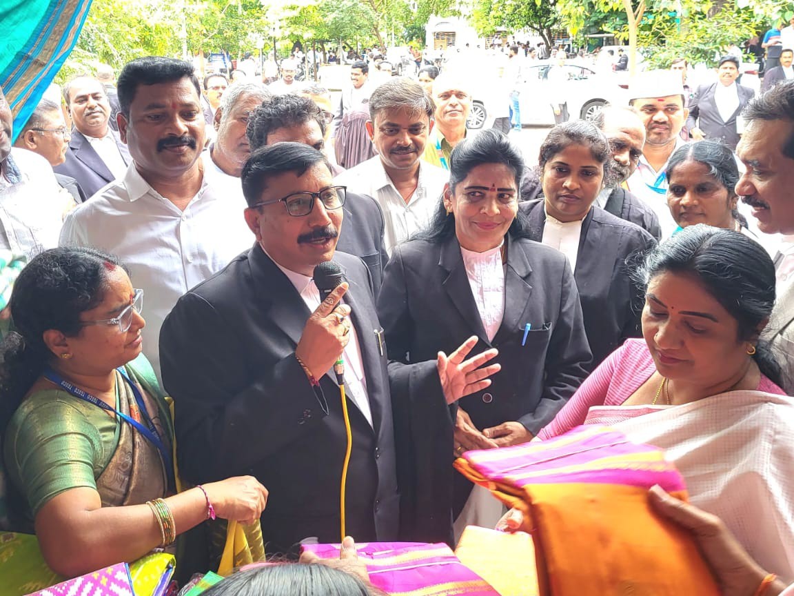 చేనేత ప్రదర్శన శాల ప్రారంభించిన జడ్జీలు