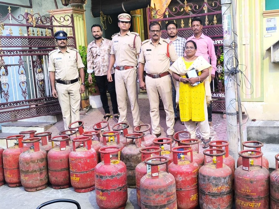 అక్రమంగా నిల్వ ఉంచిన గ్యాస్ సిలిండర్లు స్వాధీనం