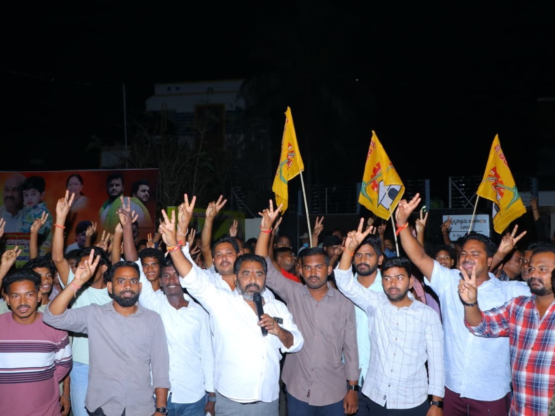నర్సీపట్నంలో తెలుగు తమ్ముళ్లు సంబరాలు