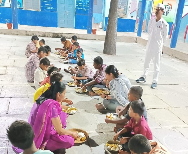 బీసీ హాస్టల్‌ను సందర్శించిన కలెక్టర్