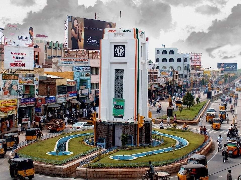 కర్నూలుకు వెళ్లిన జిల్లా రెవెన్యూ అధికారులు