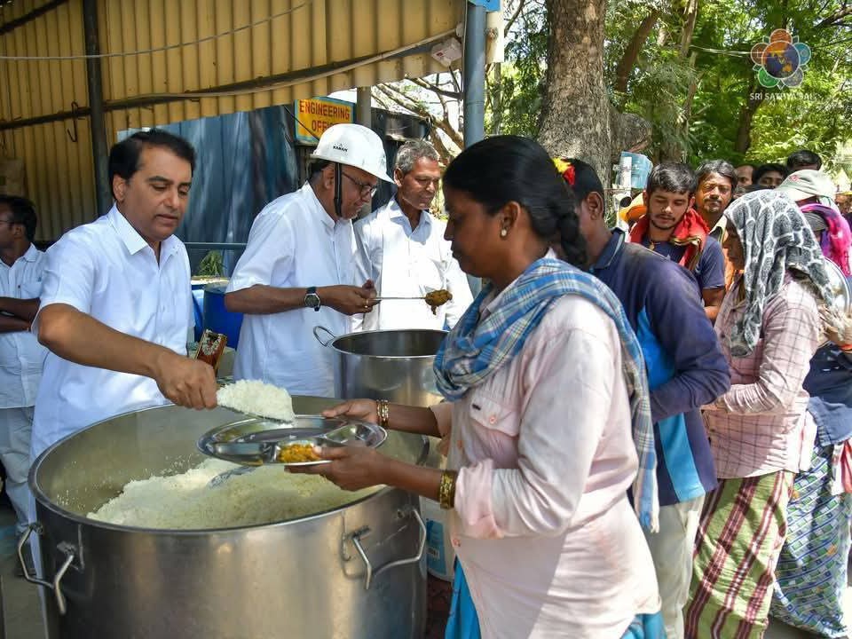 జీల్లాలో శత జయంతికి అన్నదానం
