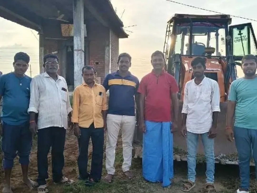 ఆంజనేయ స్వామి ఆలయానికి జేసీబీ విరాళం