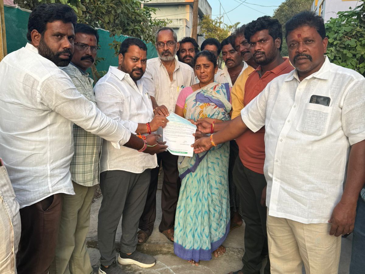 ‘సామాన్య ప్రజలకు భరోసా సీఎంఆర్ఎఫ్ చెక్కులు పంపిణీ’