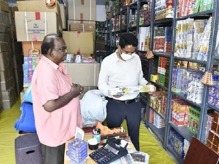 బాణాసంచార్ల షాపులపై ఆకస్మిక తనిఖీ