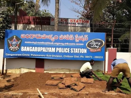 స్కూటీలో ఉంచిన రూ.లక్ష అపహరణ
