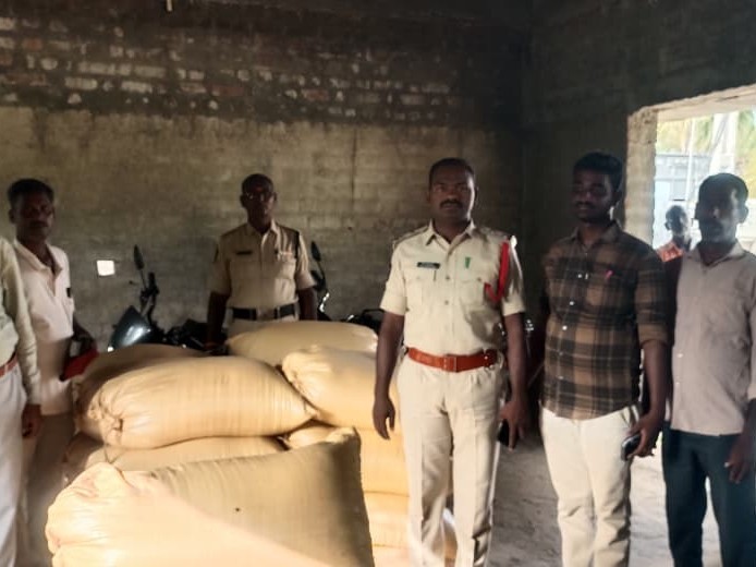 గ్రామంలో రేషన్ బియ్యం పట్టివేత