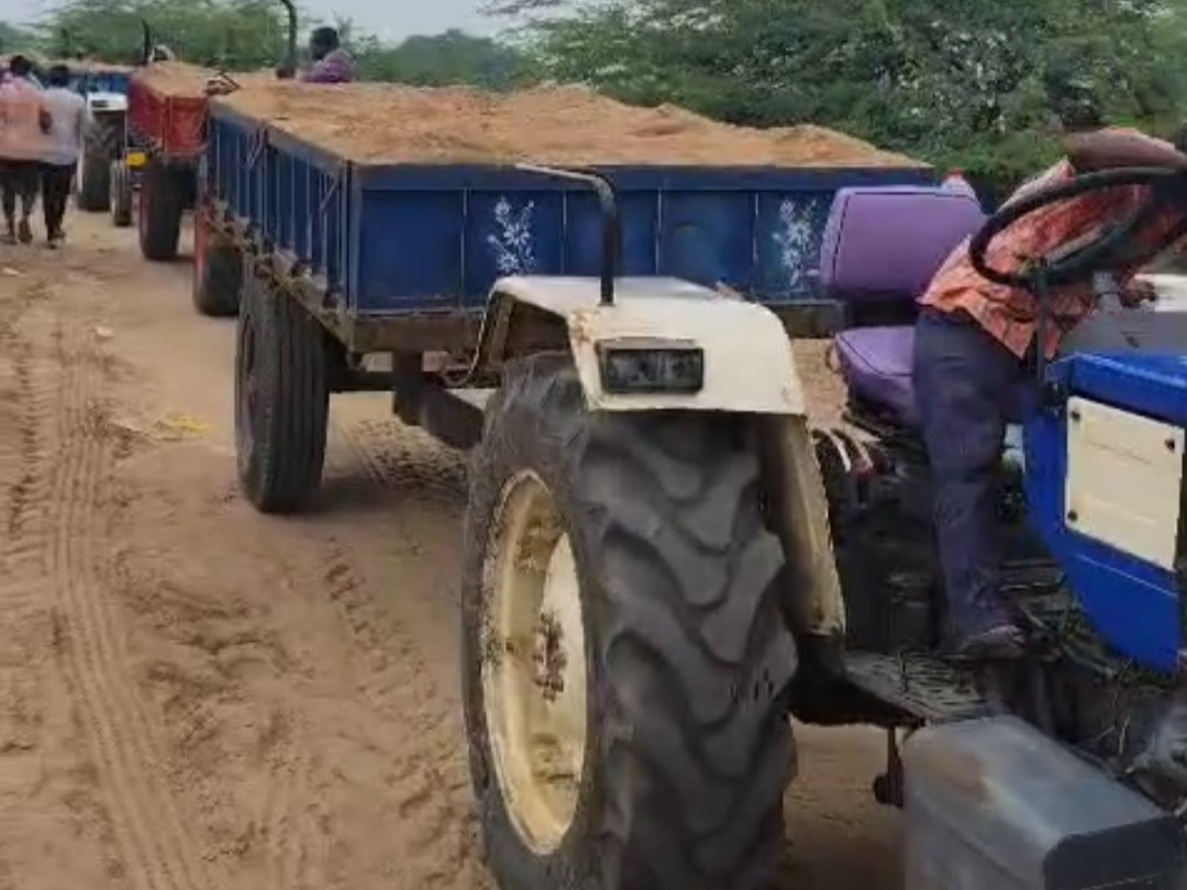 ఇసుక ట్రాక్టర్‌లను అడ్డుకున్న రైతులు