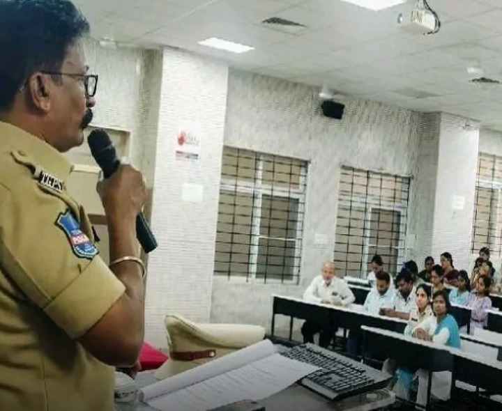 ‘డ్రగ్స్ ఉంటే సమాచారం ఇవ్వండి’