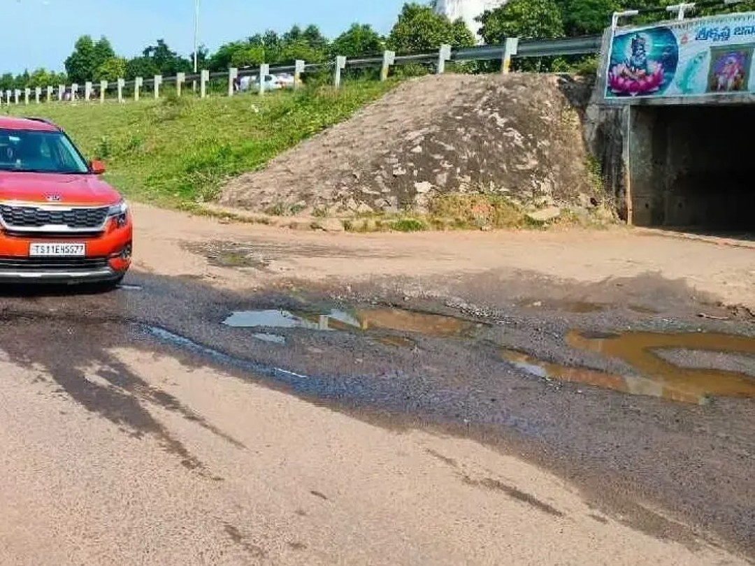 మంగళగిరి సర్వీస్ రోడ్డుపై గుంతలతో ప్రమాదాలు
