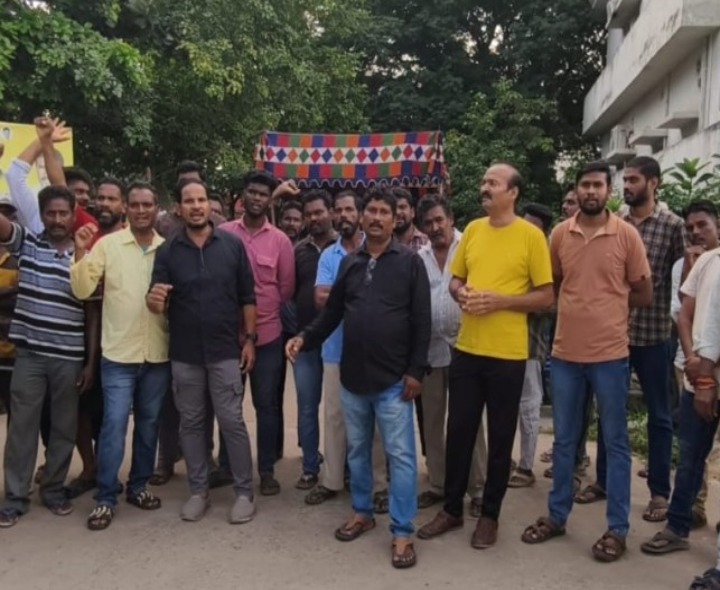 పంచాయతీ కార్యాలయంఎదురుగా ఆందోళన