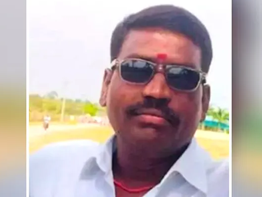 డ్రైవింగ్ చేస్తూ గుండెపోటుతో కుప్పకూలిన డ్రైవర్