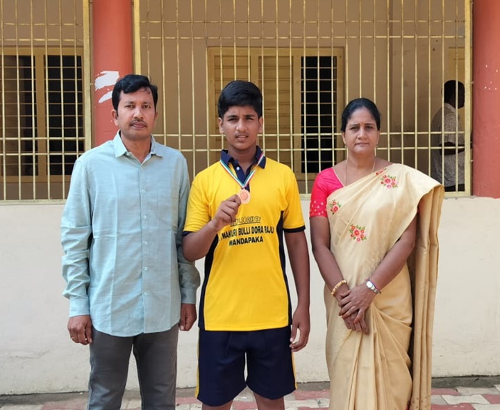 బాక్సింగ్ పోటీల్లో మండపాక విద్యార్థికి కాంస్య పతకం