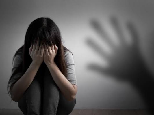 రైలులో ప్రయాణికురాలుపై అత్యాచారం