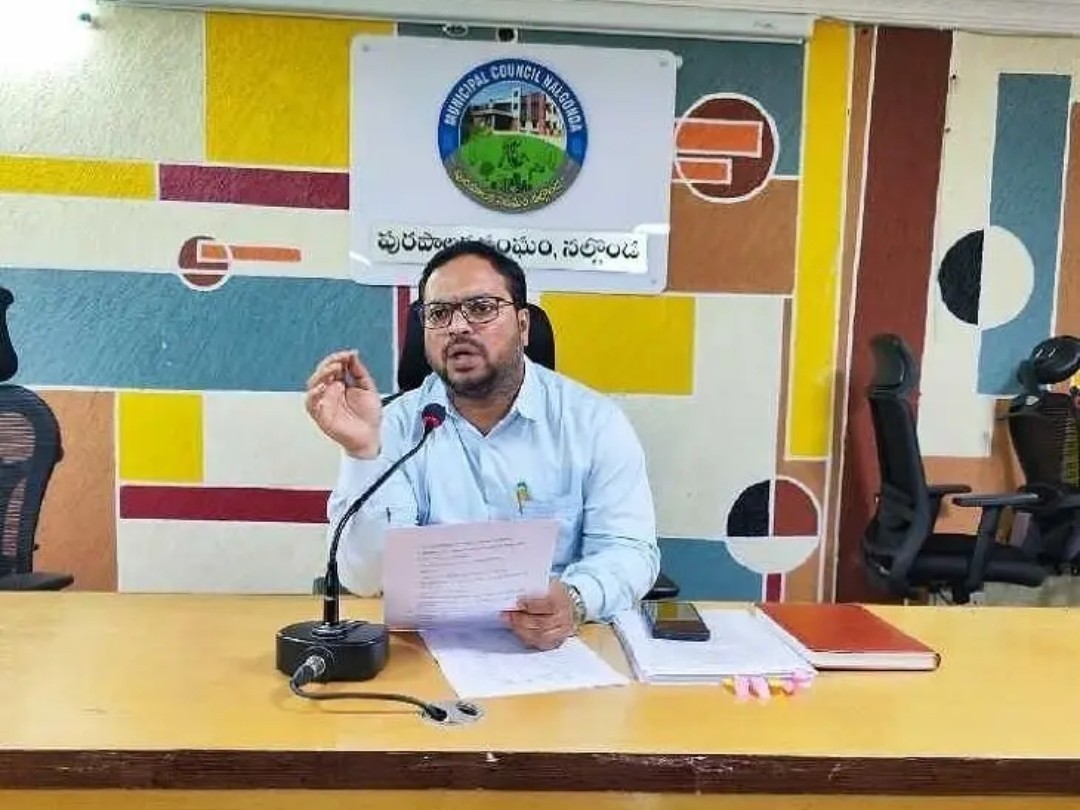 దరఖాస్తులు సమర్పించాలి: మున్సిపల్ కమిషనర్