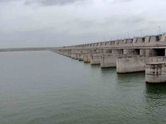 మేడిగడ్డ లక్ష్మీబారజ్‌లో తగ్గుతున్న వరద ప్రవాహం