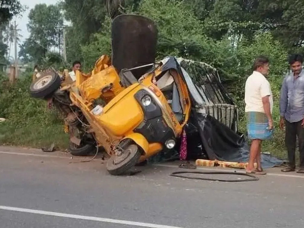 ముడిదాం వద్ద రోడ్డు ప్రమాదం.. నుజ్జయిన ఆటో