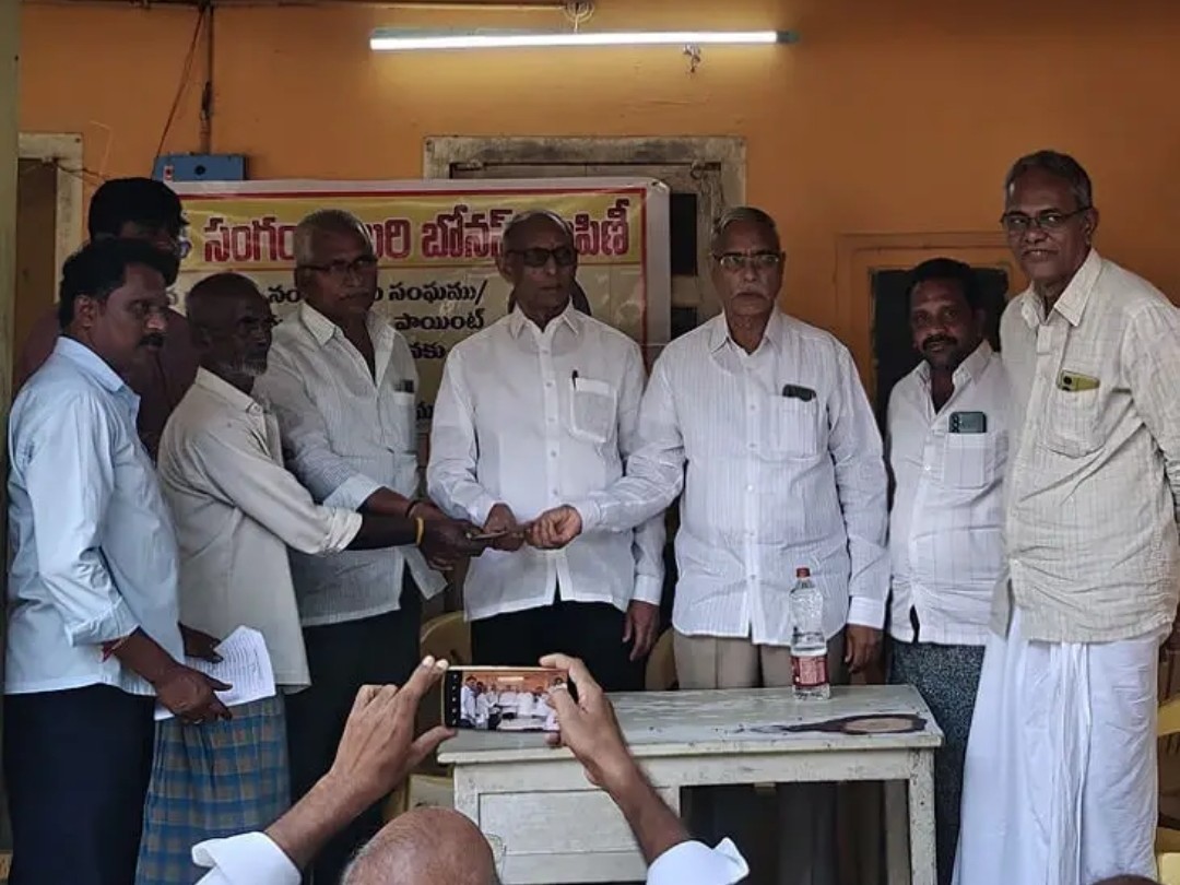 పాడి రైతులకు రూ.70 వేల బోనస్ పంపిణీ
