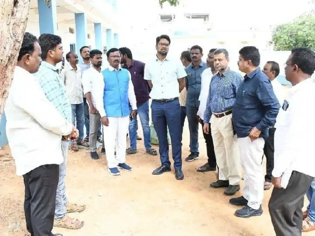 పాఠశాలల్లో కలెక్టర్ ఆకస్మిక తనిఖీ
