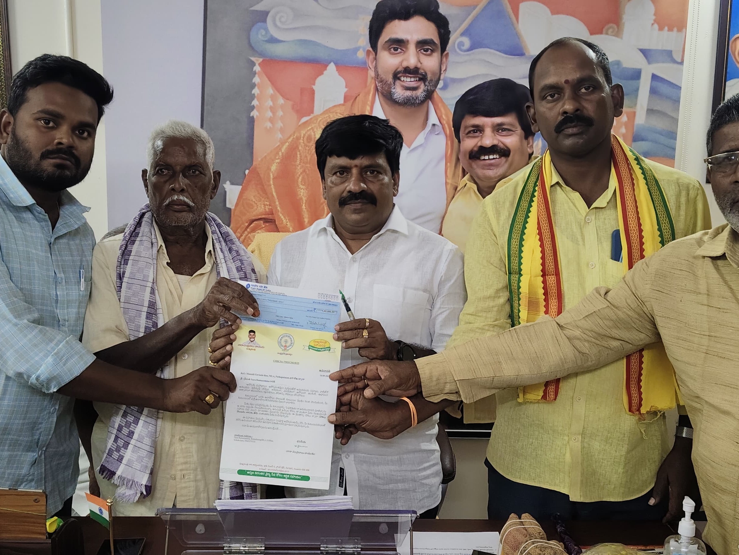 సీఎం రిలీఫ్ ఫండ్ చెక్కును అందజేసిన ఎమ్మెల్యే మామిడి