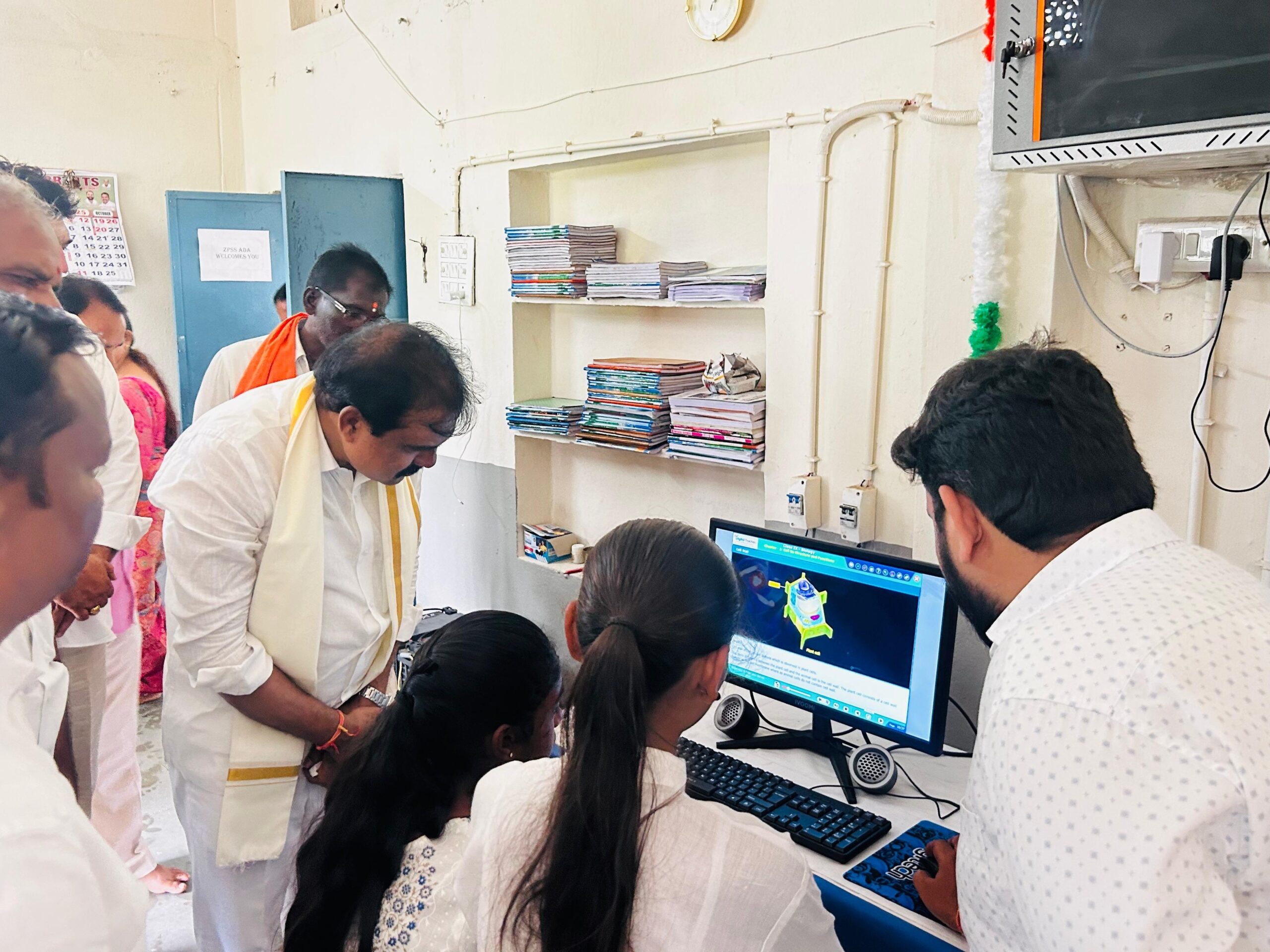 స్మార్ట్ కంప్యూటర్ ల్యాబ్‌ను ప్రారంభించిన ఎమ్మెల్యే