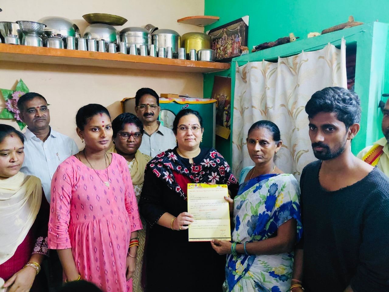 బాధిత కుటుంబానికి ప్రమాద భీమా అందజేసిన ఎమ్మెల్యే