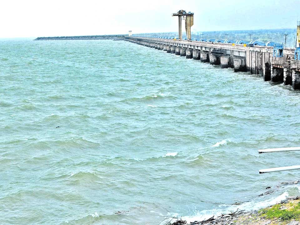 ఎస్సారెస్పీకి కొనసాగుతున్న వరద.. నాలుగు గేట్ల ఎత్తివేత