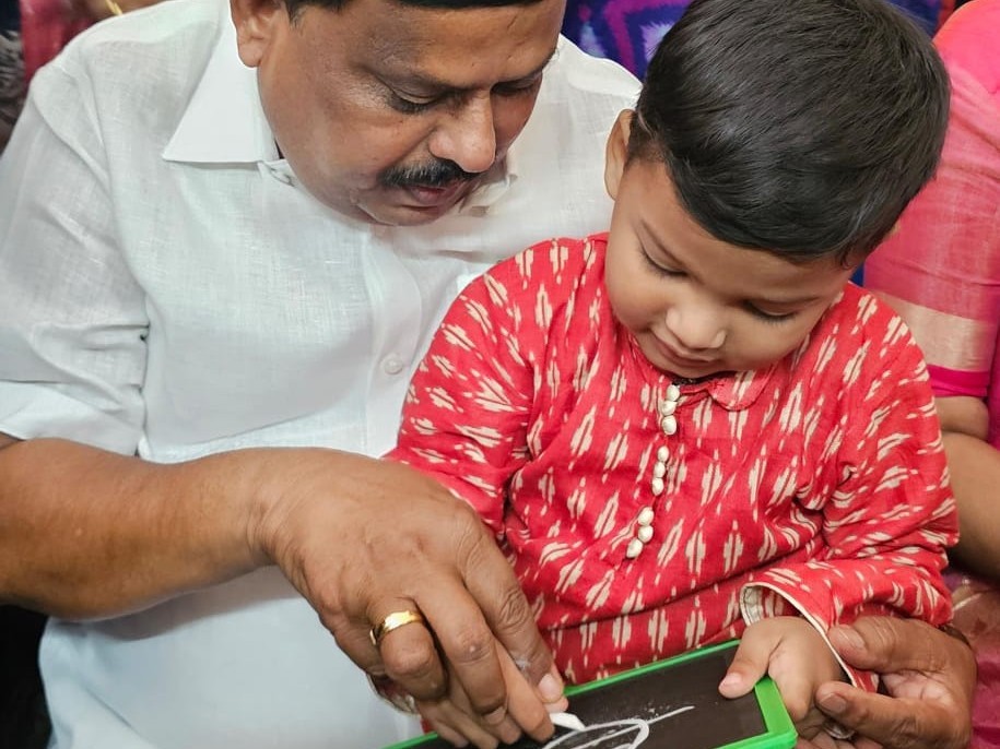 చిన్నారులకు అక్షరాభ్యాసం చేయించిన ఎమ్మెల్యే