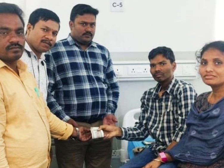 మానవత్వం చాటుకున్న బాల్య మిత్రులు