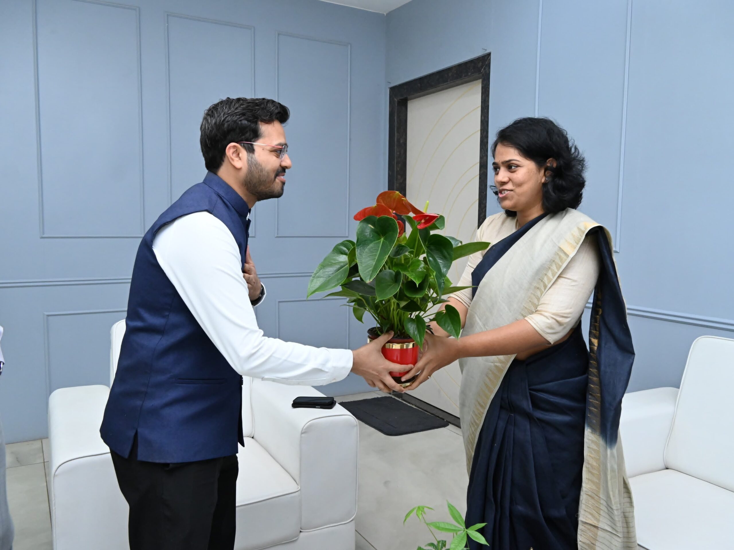 జిల్లా కలెక్టర్‌ను కలిసిన నూతన కమిషనర్