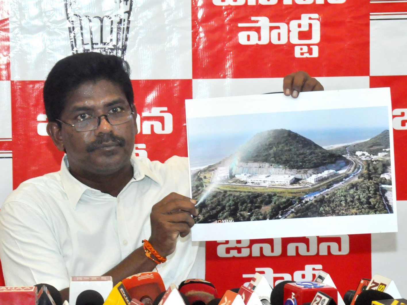 రుషికొండ భవనాలపై జనసేన కార్పొరేటర్  అభ్యంతరం
