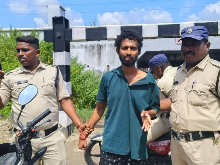 100కు కాల్ చేసిన వ్యక్తిని కాపాడిన పోలీసులు