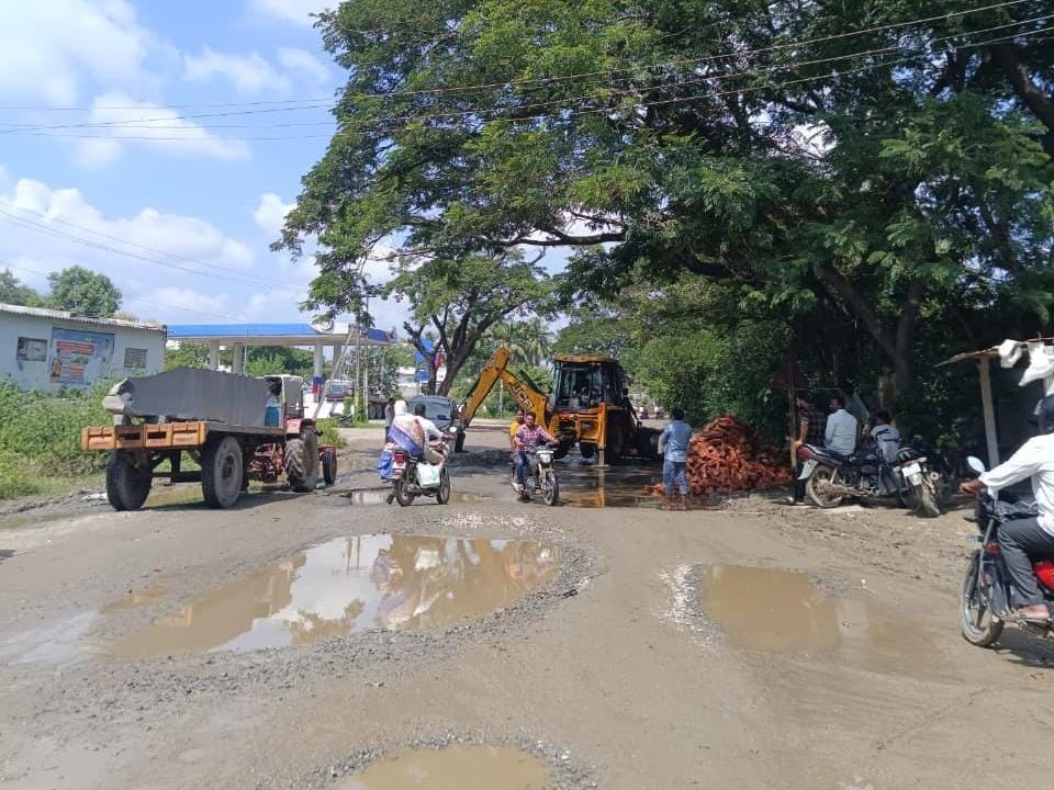 గంతులు మయమైన రోడ్డు.. తరచూ రోడ్డు ప్రమాదాలు