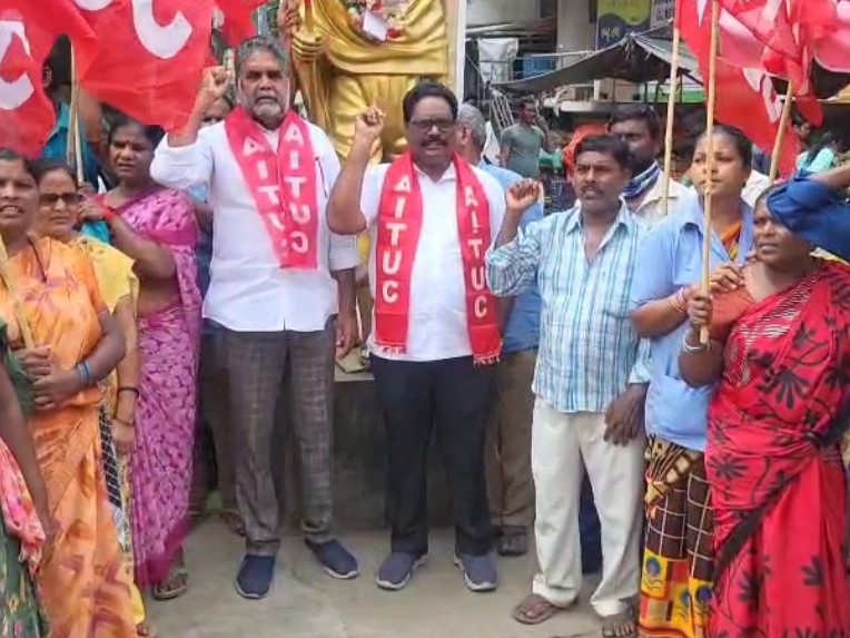 మహాత్మా గాంధీ విగ్రహానికి వినతి పత్రం