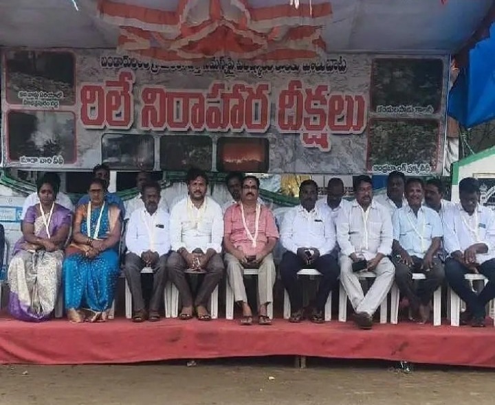 బండారు లంకలో చెత్తను తొలగించాలని నిరసన