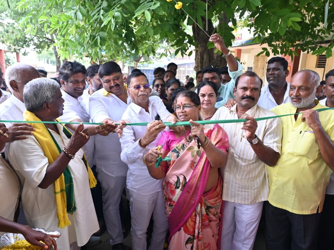 షెడ్డును తల్లిదండ్రులతో కలిసి ప్రారంభించిన ఎమ్మెల్యే