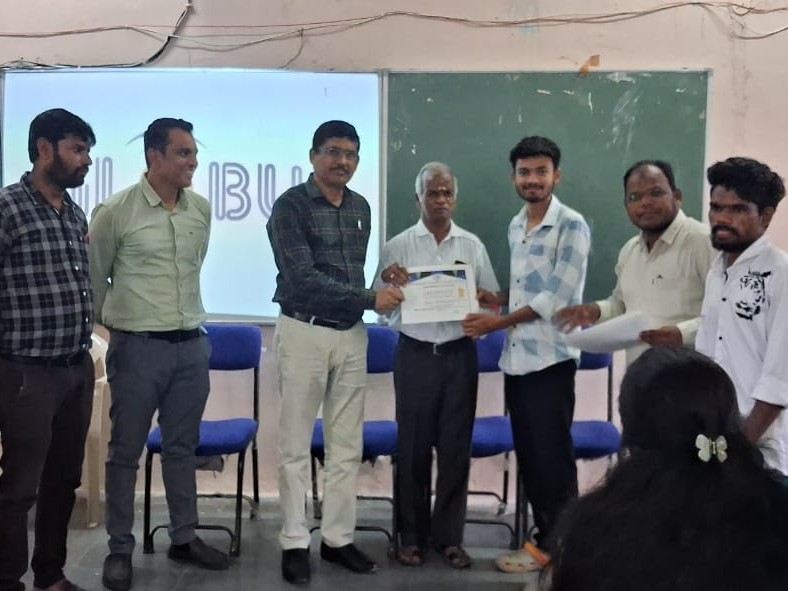 ‘పోటీ పరీక్షలకు ఇంగ్లీష్ ఎంతో ఉపయోగపడుతుంది’