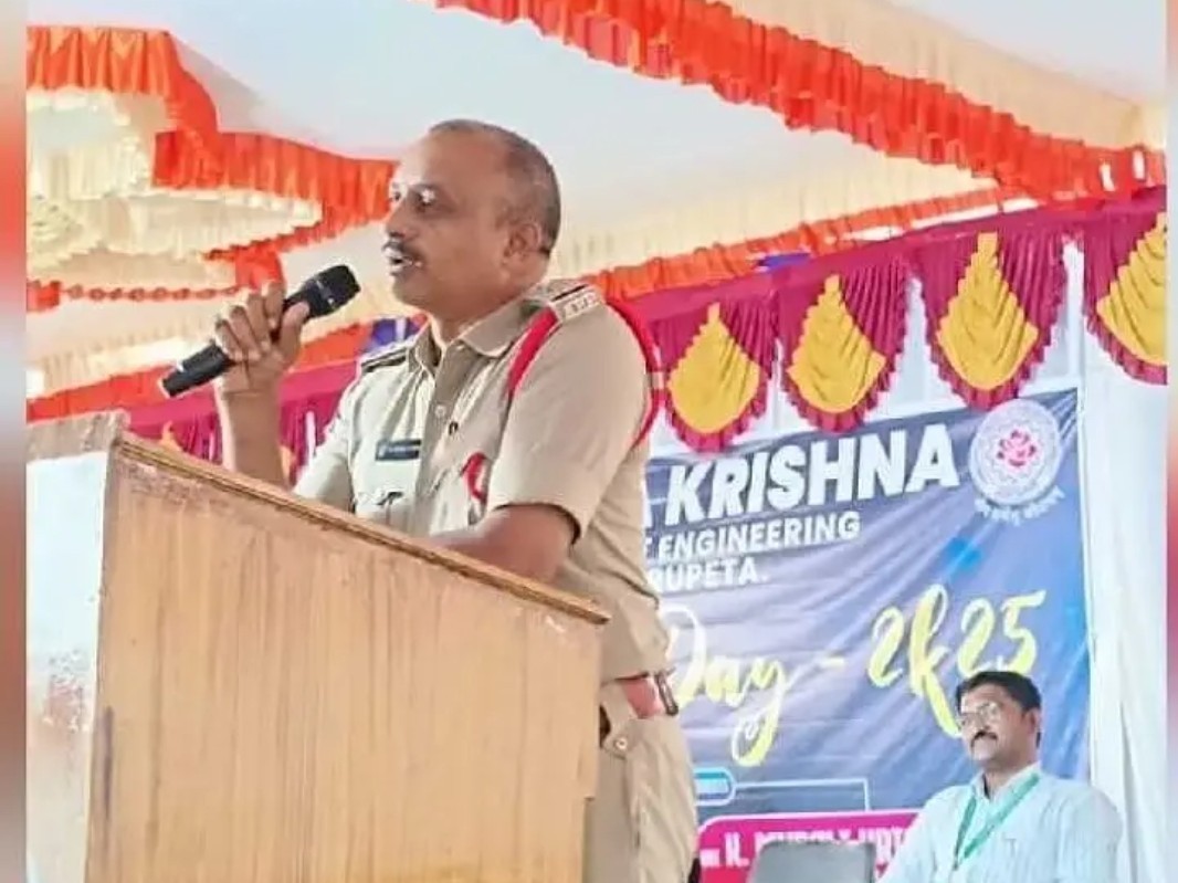 ర్యాగింగ్‌కు దూరంగా ఉండాలి: సీఐ