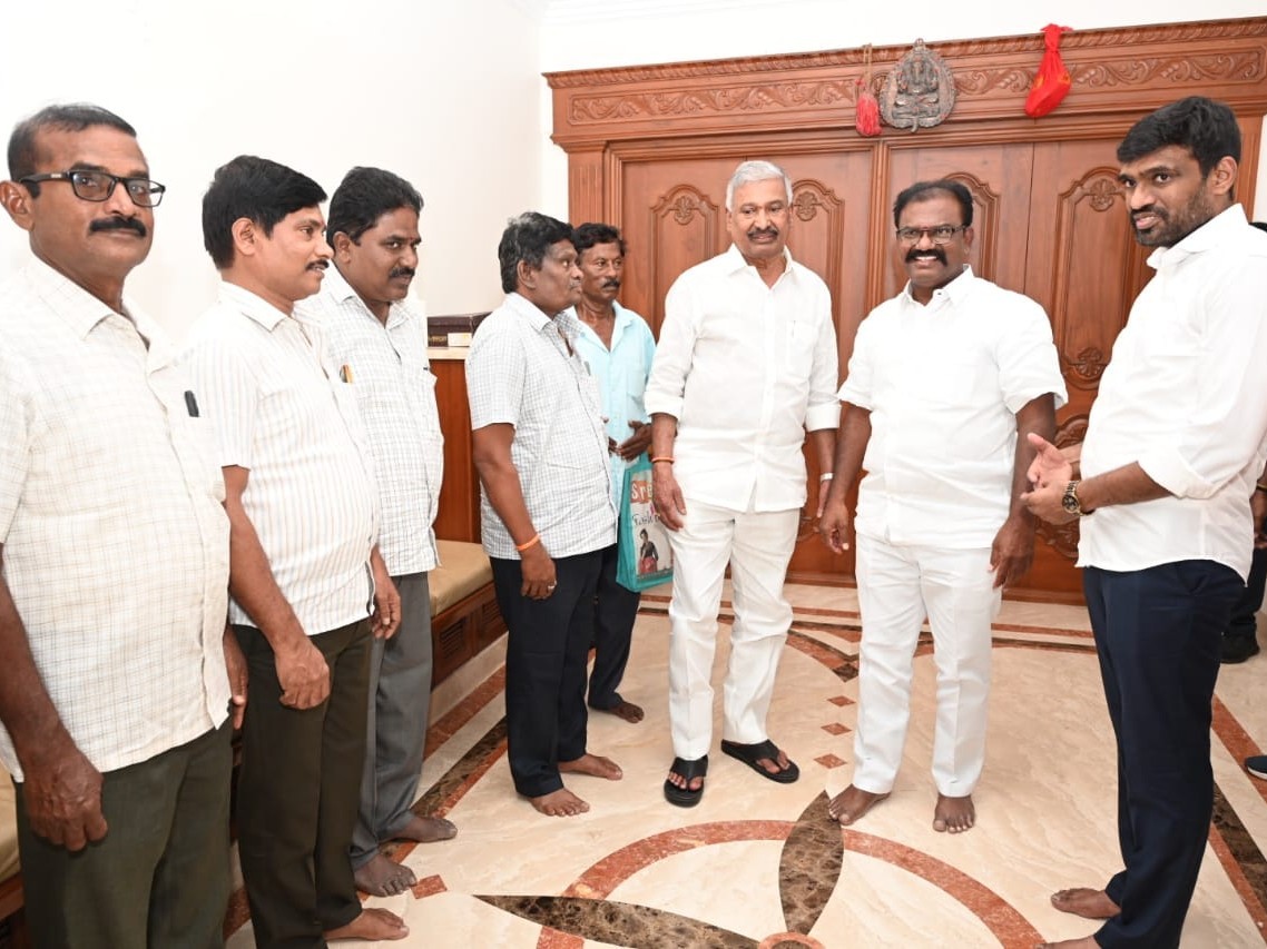 మాజీ మంత్రిని కలిసిన ADCC మాజీ ఛైర్మన్