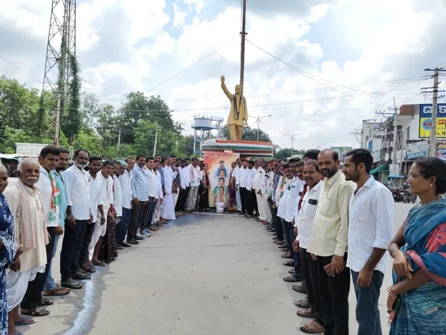పాలకుర్తిలో సీఎం, MLA చిత్రపటాలకు పాలాభిషేకం