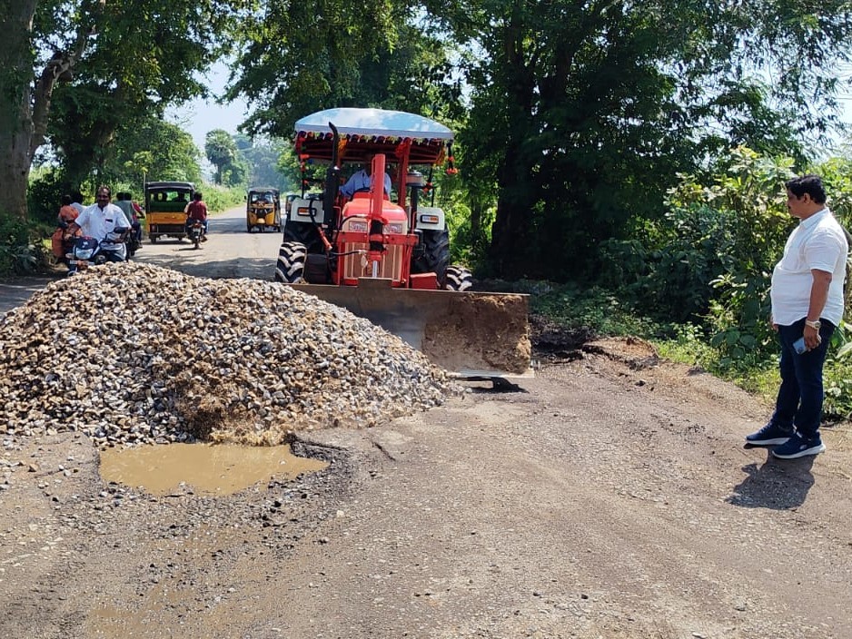 సొంత నిధులతో రహదారి మరమ్మతులు